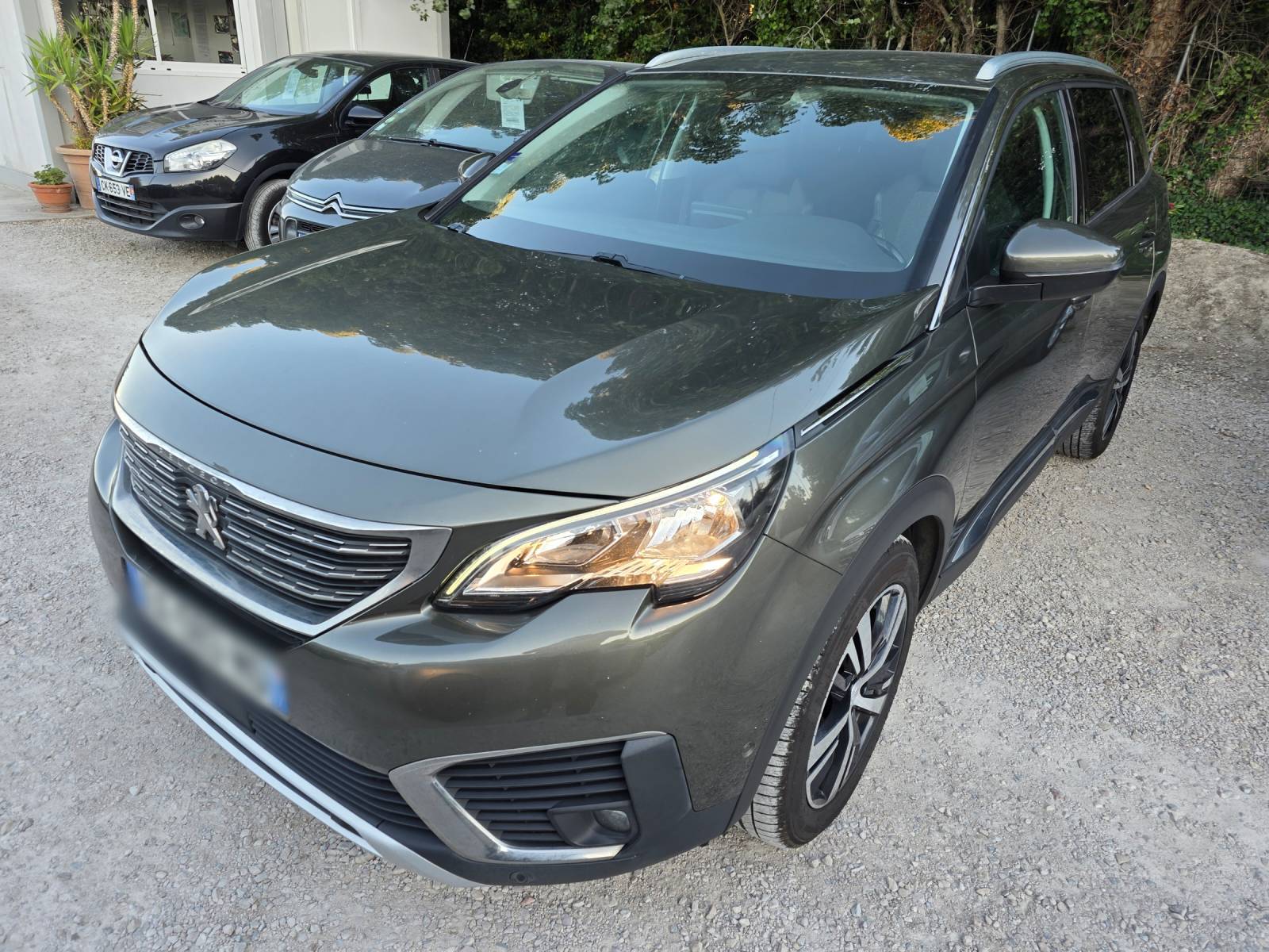 Centre automobile avec stock renouvelé en permanence, garanties incluses, révisions complètes, reprise avantageuse et financement disponible près de Nîmes dans le Gard