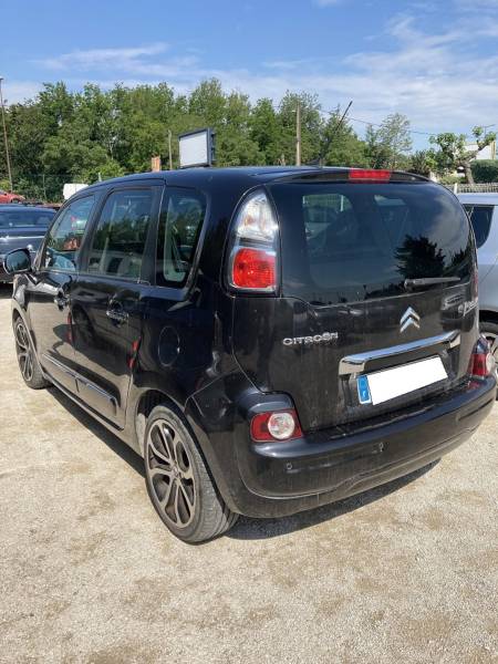 Son moteur diesel 1.6 HDI de 90 chevaux (5 CV fiscaux) associé à une boîte manuelle 6 vitesses assure une conduite souple, économique et adaptée aussi bien aux trajets urbains qu’aux déplacements plus longs autour d’Avignon et dans tout le Vaucluse. A CAR