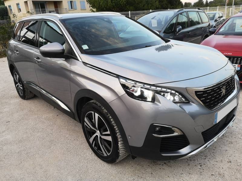 Voiture d’occasion PEUGEOT 5008 II 1.5 BLUE HDI 130 ALLURE BUSINESS. 7P. avec GPS Europe tactile et Sièges Semi Cuir ainsi Hayon Motorisé et puis Crochet d’Attelage. Garantie 12 Mois.