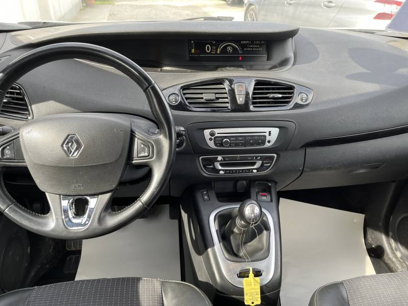 Voiture d’occasion RENAULT SCENIC III Ph3 1.5 DCI 110 Limited. BV6. 5p. Avec Climatisation Automatique Bizone et régulateur + limiteur de vitesse ainsi que Sièges Semi-Cuir. Garantie 12 Mois.
