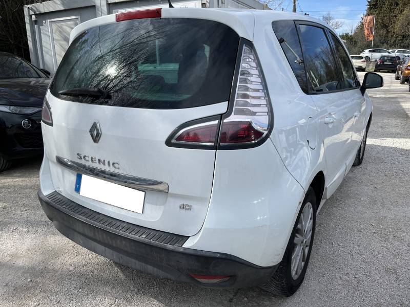 Voiture d’occasion RENAULT SCENIC III Ph3 1.5 DCI 110 Limited. BV6. 5p. Avec Climatisation Automatique Bizone et régulateur + limiteur de vitesse ainsi que Sièges Semi-Cuir. Garantie 12 Mois.