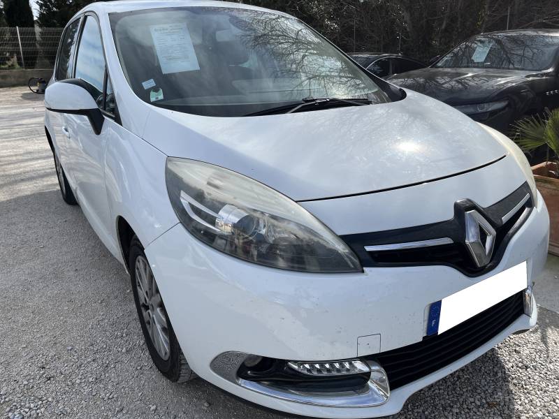 RENAULT SCENIC III Ph3 1.5 DCI 110 Limited . Un intérieur soigné avec des sièges semi-cuir . A AVIGNON