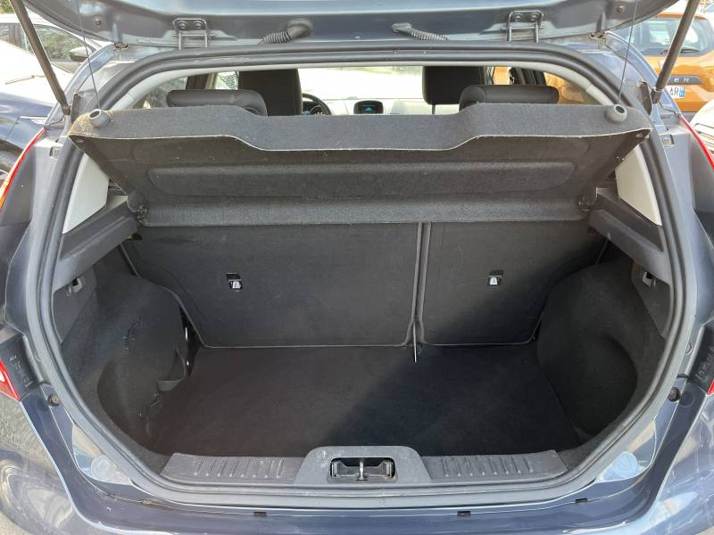 Voiture d’occasion FORD FIESTA VI Ph2 1.6 TDCI 95 Titanium 5p. avec climatisation Automatique et régulateur de vitesse ainsi que Béquet AR. Garantie 12 Mois.
