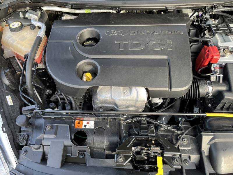 Voiture d’occasion FORD FIESTA VI Ph2 1.6 TDCI 95 Titanium 5p. avec climatisation Automatique et régulateur de vitesse ainsi que Béquet AR. Garantie 12 Mois.