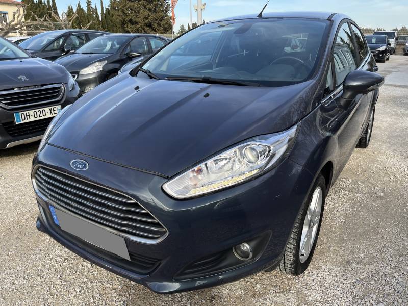 Voiture d’occasion FORD FIESTA VI Ph2 1.6 TDCI 95 Titanium 5p. avec climatisation Automatique et régulateur de vitesse ainsi que Béquet AR. Garantie 12 Mois.