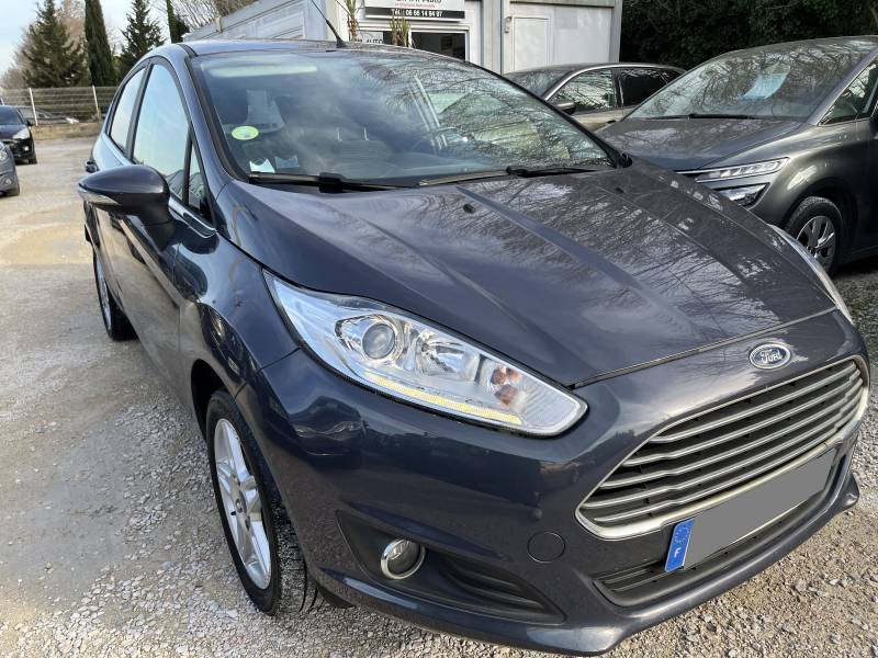 Voiture d’occasion FORD FIESTA VI Ph2 1.6 TDCI 95 Titanium 5p. avec climatisation Automatique et régulateur de vitesse ainsi que Béquet AR. Garantie 12 Mois.