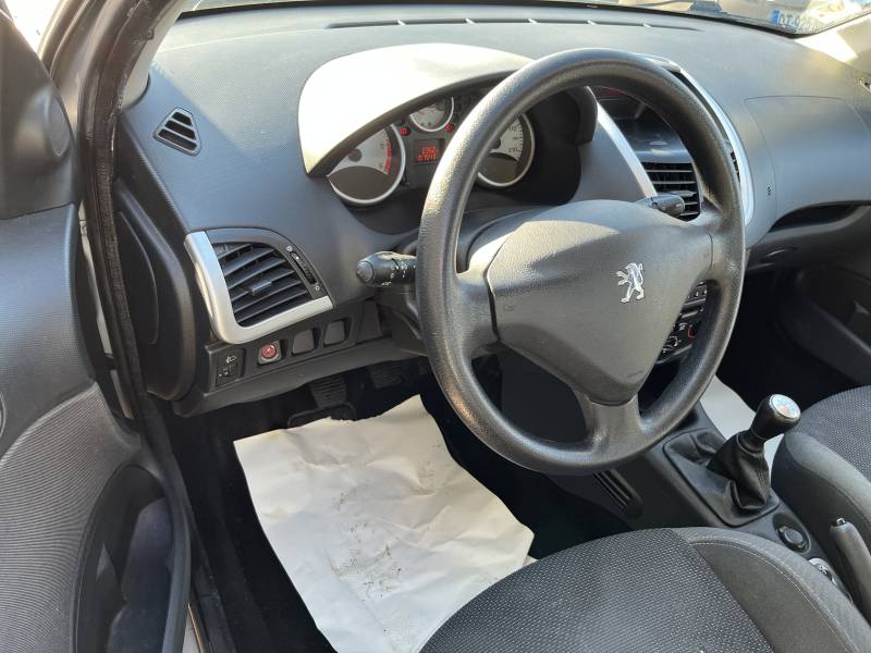 Cette PEUGEOT 206 + est idéale pour une conduite économique quotidienne, avec une garantie de 12 mois pour un achat en toute sérénité. A NIMES