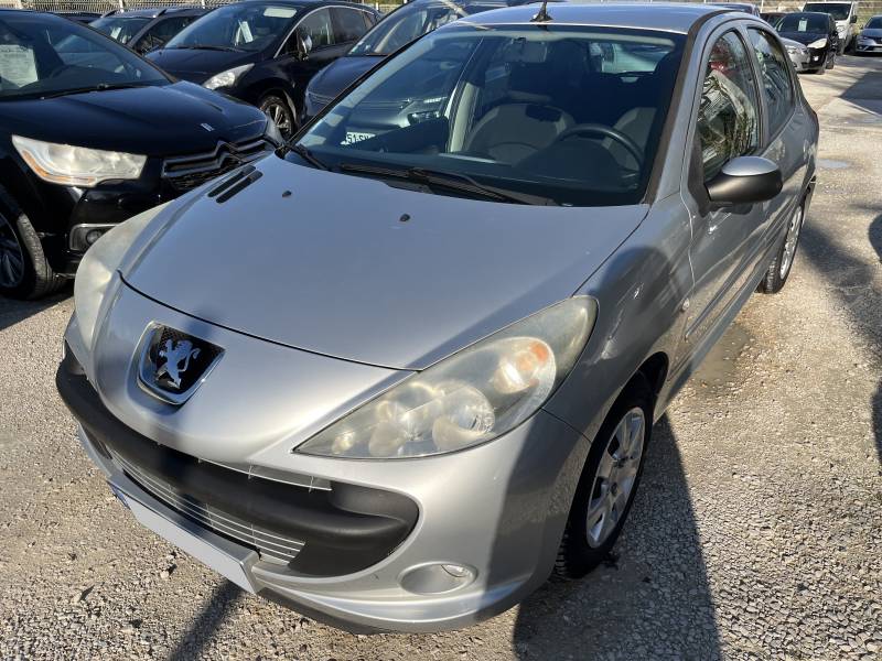 Voiture d’occasion PEUGEOT 206 + 1.4 HDI 70 TRENDY 5p. avec Climatisation et Radio CD MP3 commande au volant. Garantie 12 Mois.