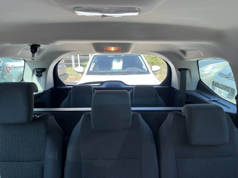 Voiture d’occasion PEUGEOT 5008 1.6 HDI 115 Business Pack. BV6. 7 Places. avec Régulateur limiteur de vitesses et GPS Europe ainsi que Radars de Recul. Garantie 12 Mois.