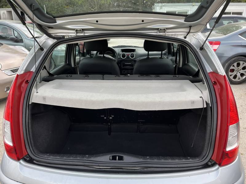 CPM Auto, spécialiste de la vente de voiture d'occasion à Avignon, vous propose cette Citroën C3 I Ph2 1.4 HDI 70 Confort, une citadine performante et économique, idéale pour vos trajets du quotidien. A  NIMES