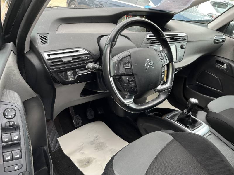 Voiture d’occasion CITROEN C4 PICASSO II 1.6 Blue HDI 120 Intensive. 5p. Avec GPS Europe Ecran tactile et Radars AV et AR ainsi que Régulateur et limiteur de vitesse. Garantie 12 Mois.