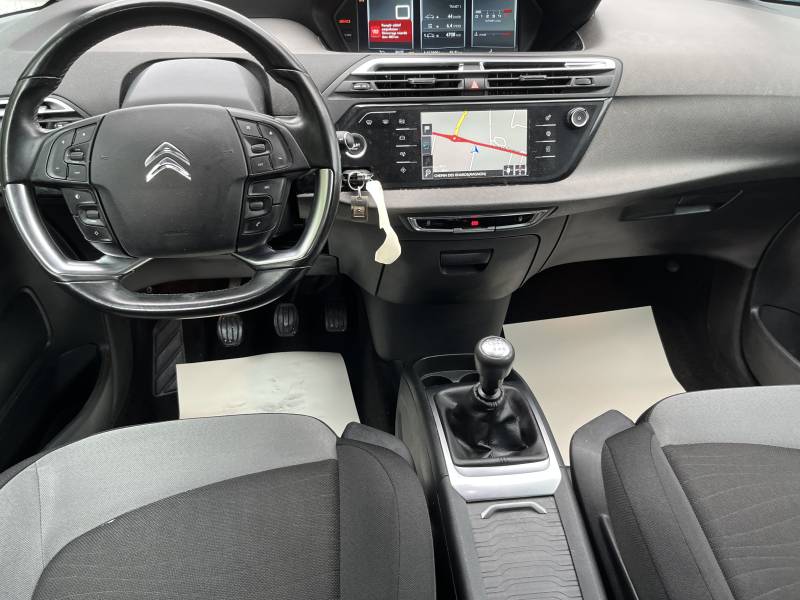 Mise en circulation en mai 2016, cette CITROEN C4 PICASSO II affiche 153.893 km garantis d’origine et se distingue par son excellente tenue de route et sa consommation maîtrisée, grâce à son moteur diesel BlueHDi de 120 chevaux. A NIMES