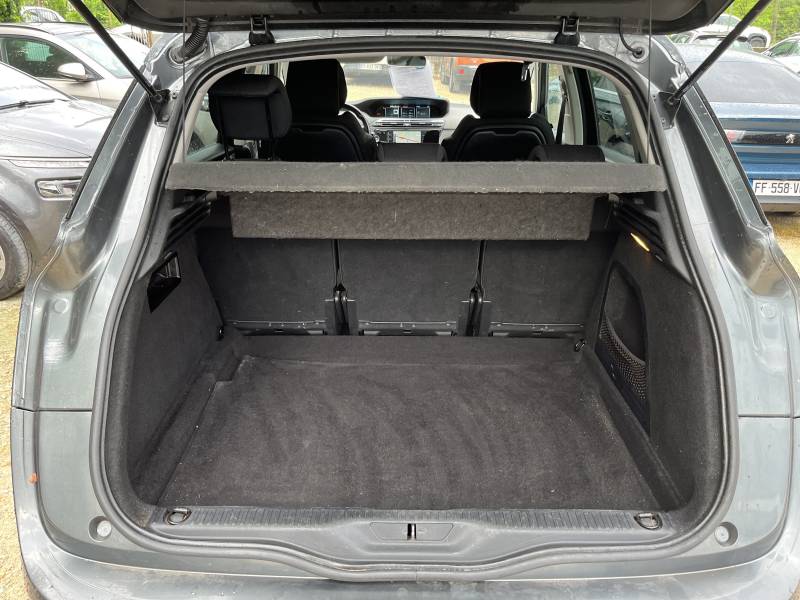 Voiture d’occasion CITROEN C4 PICASSO II 1.6 Blue HDI 120 Intensive. 5p. Avec GPS Europe Ecran tactile et Radars AV et AR ainsi que Régulateur et limiteur de vitesse. Garantie 12 Mois.