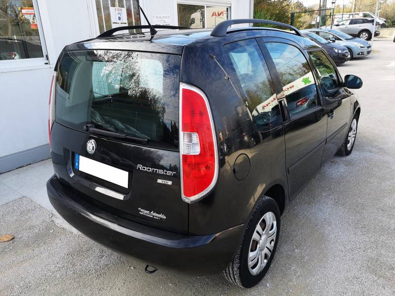 Véhicule d'occasion SKODA ROOMSTER Phase 2 1.6 TDI 90 Bluemotion Ambition noire Révisé et garanti 12 mois à CAVAILLON