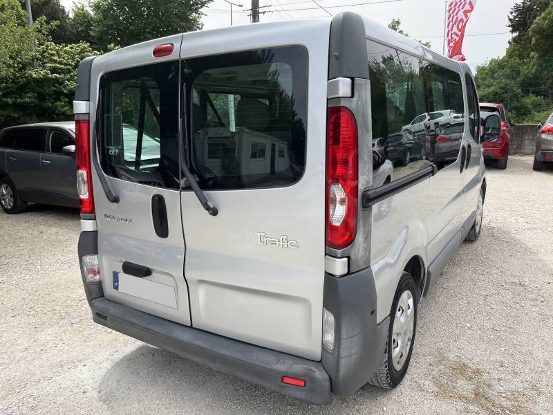 Monospace d’Occasion RENAULT TRAFIC II 2.0 DCI 115 Expression Combi Passenger. 9 Places. Avec Climatisation et Marche pied rétractable électriquement. 1ère Main. Garantie 12 Mois.