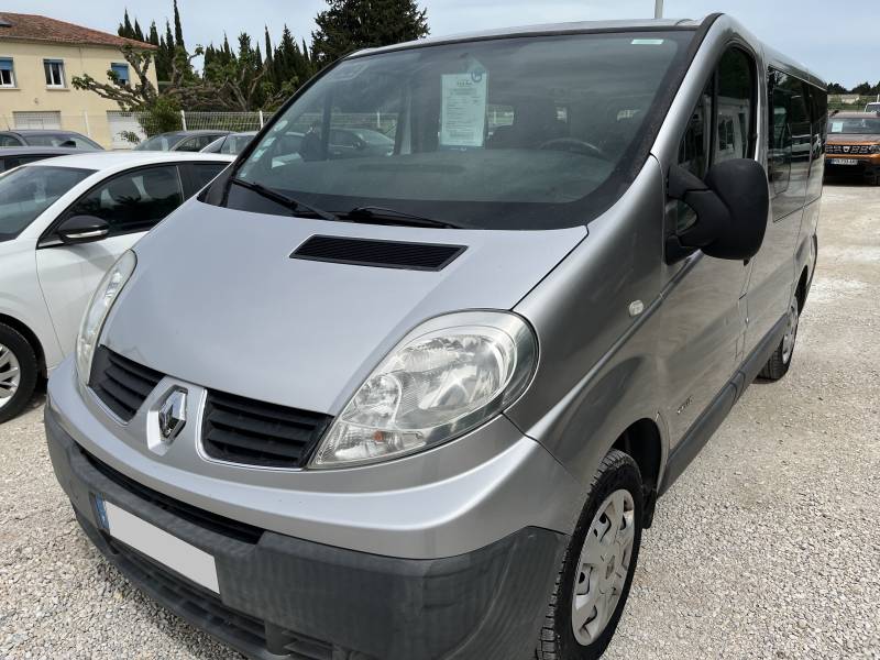 Monospace d’Occasion RENAULT TRAFIC II 2.0 DCI 115 Expression Combi Passenger. 9 Places. Avec Climatisation et Marche pied rétractable électriquement. 1ère Main. Garantie 12 Mois.
