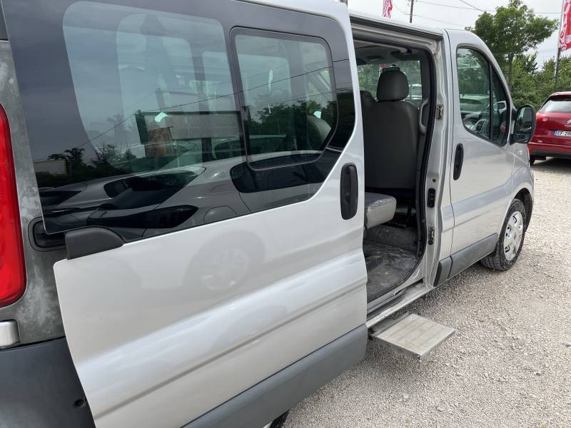 le marche pied de porte latérale droite rétractable électriquement facilite l’accès aux 9 places disponibles. A ALES