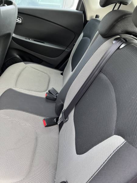 Ce modèle RENAULT CAPTUR offre 5 places confortables, une conduite souple, et une position surélevée très appréciée des conducteurs. Il se distingue aussi par sa faible émission de CO², avantageux en zone urbaine. A NIMES