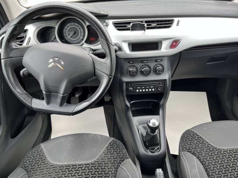 Voiture d’occasion CITROEN C3 II 1.6 HDI 90 Tendance. 5p. Avec climatisation et Régulateur et Limiteur de vitesse ainsi que Crochet d’Attelage AR. Garantie 2 Mois.