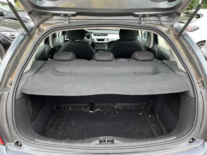 Installé à Avignon, dans le département du Vaucluse, notre garage vous accueille pour découvrir ce modèle de voiture d’occasion aux tarifs avantageux. A ARLES