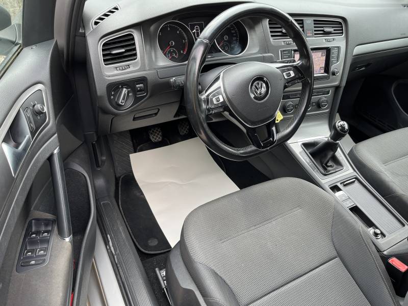 Voiture d’occasion VOLKSWAGEN GOLF VII 1.6 TDI Bluemotion Confortline. 5p. Avec GPS Europe Tactile et radars AV + AR ainsi que régulateur de vitesses. Révisé et Garantie.