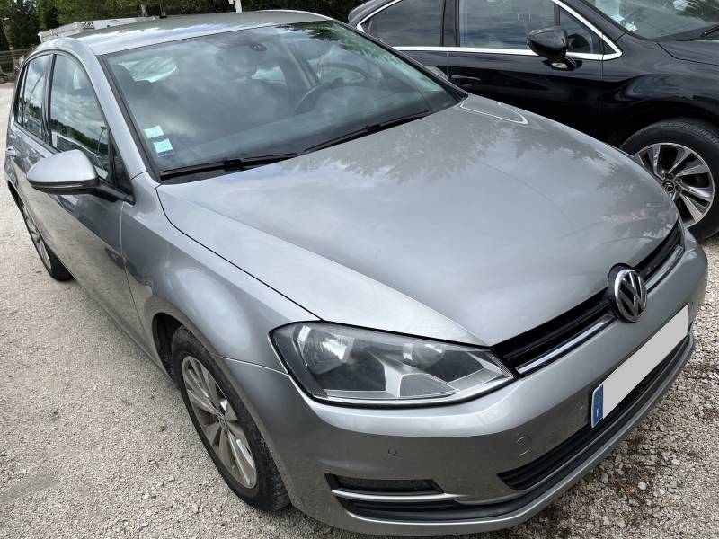 Voiture d’occasion VOLKSWAGEN GOLF VII 1.6 TDI Bluemotion Confortline. 5p. Avec GPS Europe Tactile et radars AV + AR ainsi que régulateur de vitesses. Révisé et Garantie.