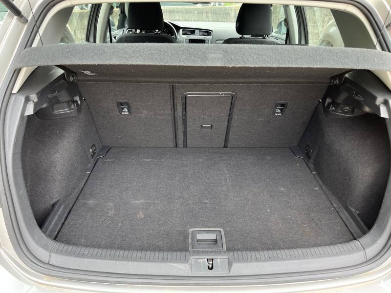 Voiture d’occasion VOLKSWAGEN GOLF VII 1.6 TDI Bluemotion Confortline. 5p. Avec GPS Europe Tactile et radars AV + AR ainsi que régulateur de vitesses. Révisé et Garantie.