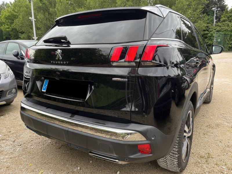 Ce SUV diesel à la ligne élégante et à la motorisation économique est une excellente opportunité pour ceux qui recherchent une voiture d'occasion à Avignon fiable et bien équipée. 