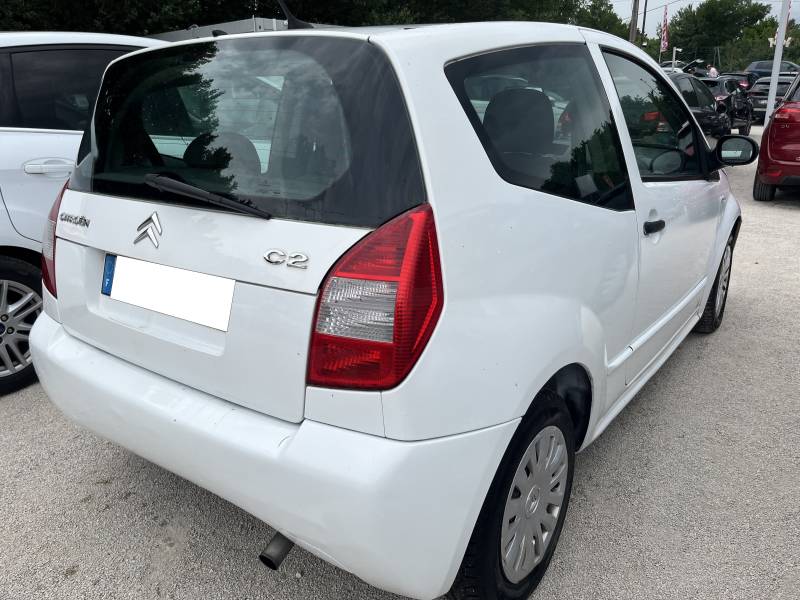Avec sa finition Collection, son blanc verni élégant et sa garantie 12 mois, cette CITROEN C2 d’occasion à Avignon représente une opportunité sérieuse pour tous ceux qui souhaitent acquérir un véhicule de qualité, à tarif avantageux. A CARPENTRAS