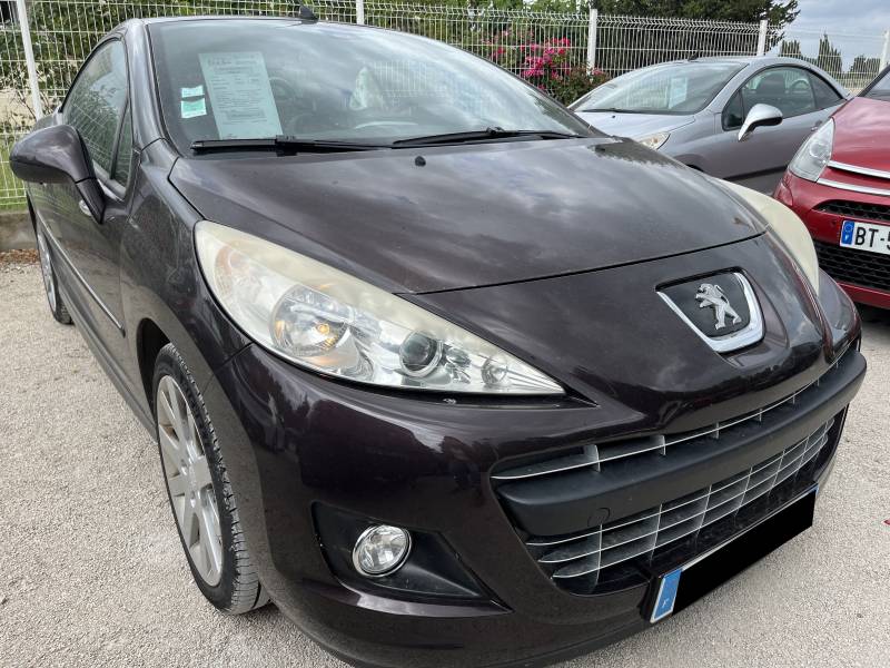Peugeot 207 CC Phase 2 1.6 HDI 112 finition Féline est une excellente opportunité pour ceux qui recherchent un cabriolet compact alliant style, confort et économie. A MONTPELLIER