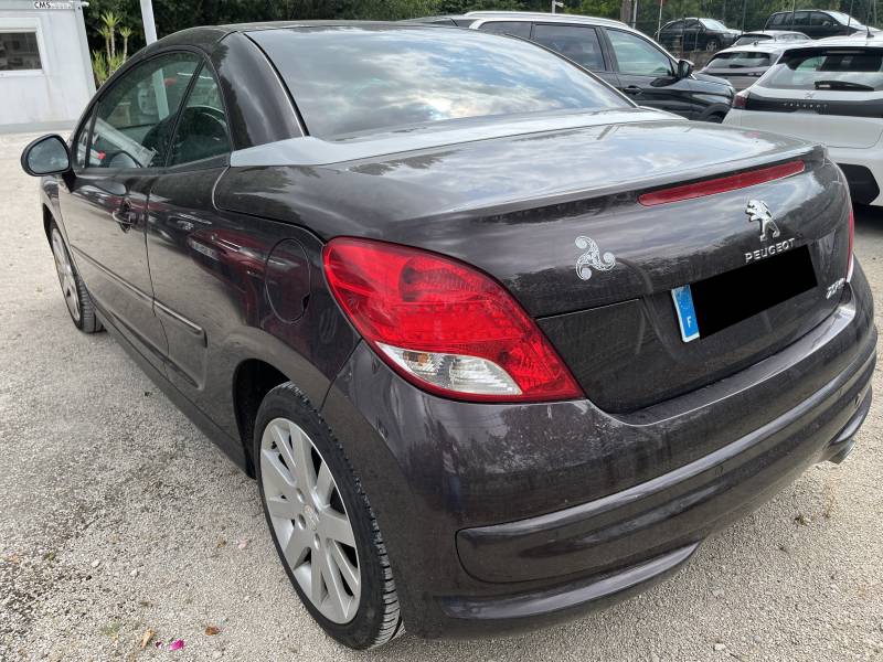 Voiture d’occasion PEUGEOT 207 CC Ph2 1.6 HDI 112 Féline. BV6. Avec Climatisation et Sièges en Cuir + Chauffants ainsi que GPS Europe. Garantie 12 Mois.