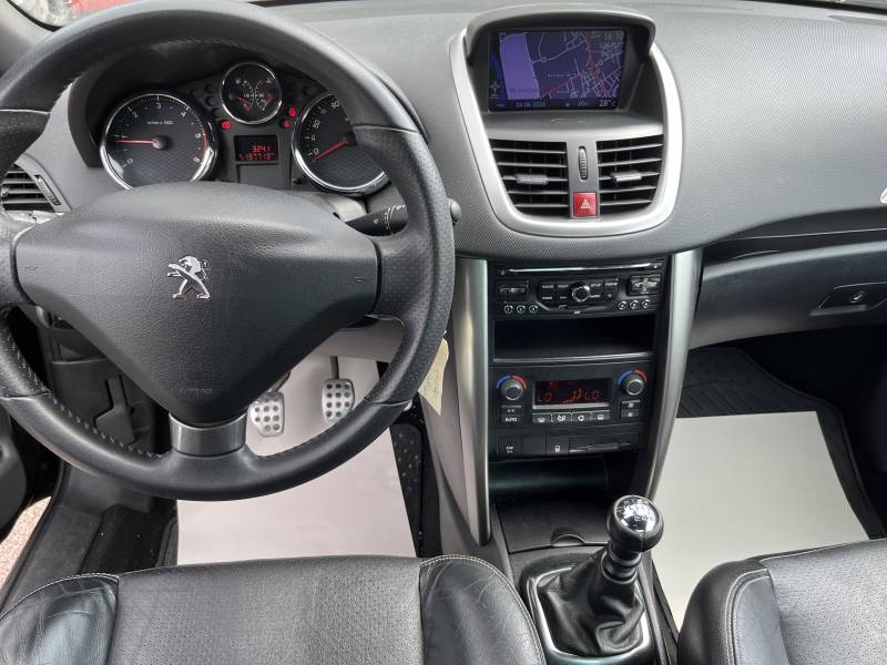 Voiture d’occasion PEUGEOT 207 CC Ph2 1.6 HDI 112 Féline. BV6. Avec Climatisation et Sièges en Cuir + Chauffants ainsi que GPS Europe. Garantie 12 Mois.