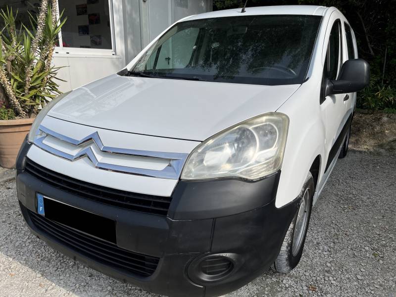 Véhicule Utilitaire d’occasion CITROEN BERLINGO 1.6 HDI 90 L2 Cabine Approfondie 5 Places. avec Crochet d’attelage AR et Porte AR Latérale coulissante. Révisé et Garanti.