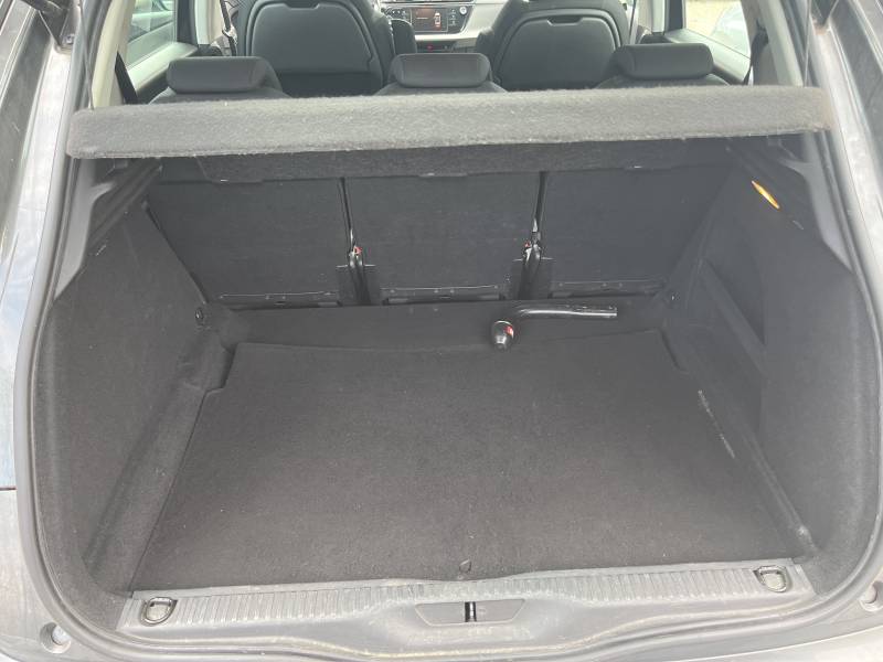 voiture d’occasion C4 PICASSO II 1.6 HDI 120 Business Class. BV6. 5p. avec GPS Europe tactile et radars de recul ainsi que Crochet d’Attelage AR, disponible chez CPM Auto à Avignon.