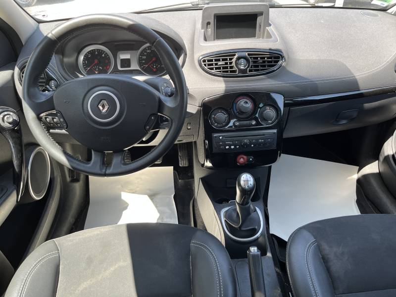 Voiture d’occasion RENAULT CLIO III Ph2 1.5 DCI 90 Night & Day 5p. Garantie 12 Mois. Avec climatisation et GPS Europe ainsi que radars de Recul. Garantie 12 Mois.