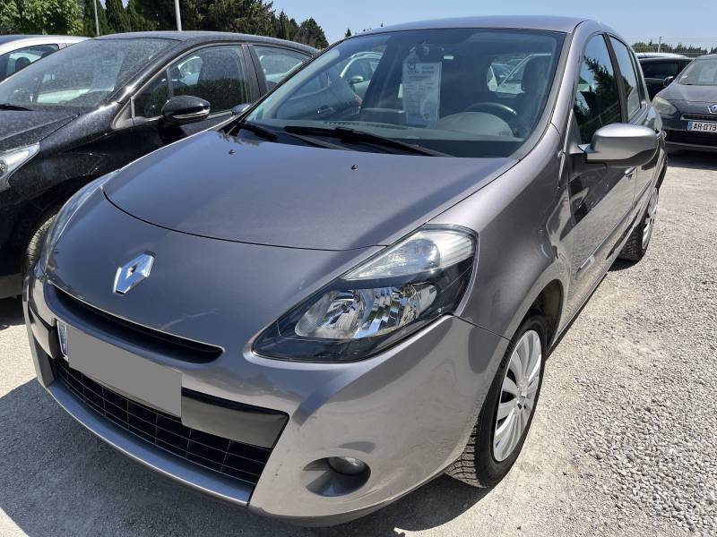 vente de voiture d’occasion à Avignon, nous avons le plaisir de vous proposer une voiture d’occasion RENAULT CLIO III Ph2 1.5 DCI 90 Night & Day 5p. A NYONS