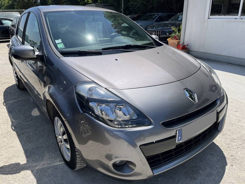 Voiture d’occasion RENAULT CLIO III Ph2 1.5 DCI 90 Night & Day 5p. Garantie 12 Mois. Avec climatisation et GPS Europe ainsi que radars de Recul. Garantie 12 Mois.
