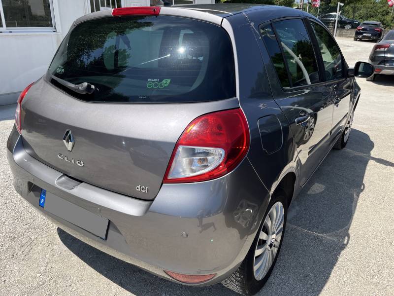 Voiture d’occasion RENAULT CLIO III Ph2 1.5 DCI 90 Night & Day 5p. Garantie 12 Mois. Avec climatisation et GPS Europe ainsi que radars de Recul. Garantie 12 Mois.