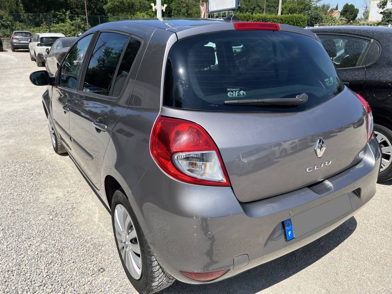 La RENAULT CLIO III Phase 2 est une citadine 5 portes, conçue pour offrir confort et économie au quotidien.  A AIX EN PROVENCE