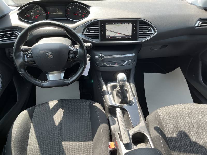 Voiture d’occasion PEUGEOT 308 II Ph2 1.5 Blue HDi 130 Active Business. BV6. 5p. avec GPS Europe tactile et CarPlay ainsi que Radars de Recul. Garantie 12 mois.