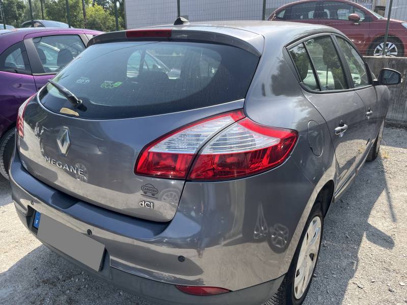 voiture d’occasion MEGANE III Ph2 est une berline 5 portes, pratique au quotidien, avec une boîte manuelle 6 vitesses, offrant une conduite souple et agréable. A ALES