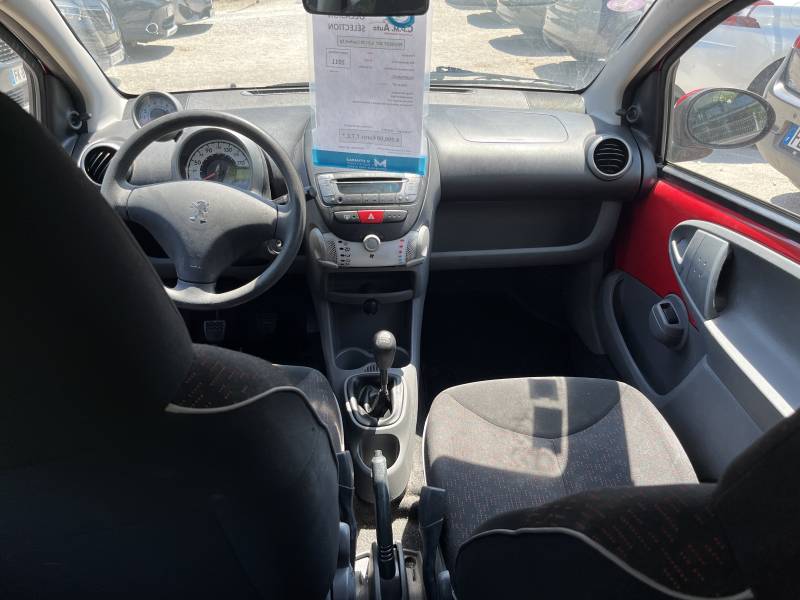 Voiture d’occasion PEUGEOT 107 1.0 i 68 Urban Move. avec Radio CD ainsi que Direction Assistée. Garantie 12 Mois.