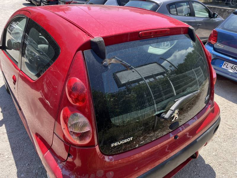  PEUGEOT 107, au design compact et économique, est une voiture d'occasion Avignon parfaitement adaptée à la ville. Son faible kilométrage – 38 600 km d’origine garantis. A CARPENTRAS