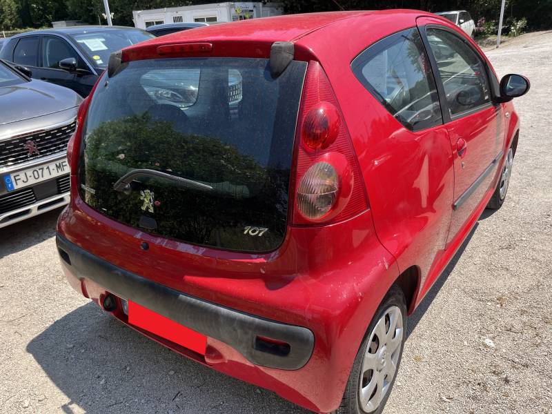 Voiture d’occasion PEUGEOT 107 1.0 i 68 Urban Move. avec Radio CD ainsi que Direction Assistée. Garantie 12 Mois.
