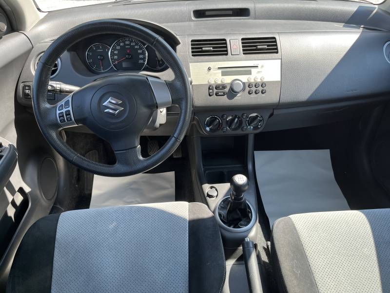 Voiture d’occasion SUZUKI SWIFT 1.3 DDIS 75 GL. 5p. avec climatisation et radio CD MP3 commande au volant ainsi que Sièges Alcantara. Garantie 12 Mois.
