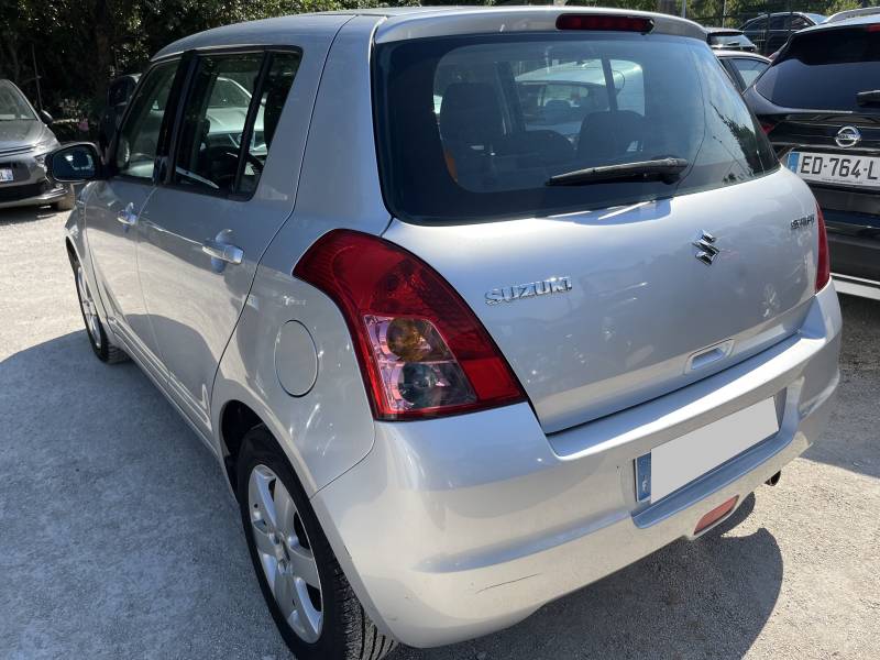 Mise en circulation en 2010, cette SUZUKI SWIFT d’occasion affiche 153.131 km d’origine garantis. A ALES