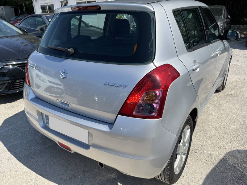 Voiture d’occasion SUZUKI SWIFT 1.3 DDIS 75 GL. 5p. avec climatisation et radio CD MP3 commande au volant ainsi que Sièges Alcantara. Garantie 12 Mois.