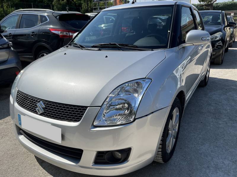 Voiture d’occasion SUZUKI SWIFT 1.3 DDIS 75 GL. 5p. avec climatisation et radio CD MP3 commande au volant ainsi que Sièges Alcantara. Garantie 12 Mois.