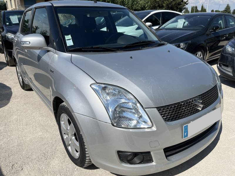 voiture d’occasion SUZUKI SWIFT 1.3 DDIS 75 GL. 5p. avec climatisation et radio CD MP3 commande au volant ainsi que Sièges Alcantara. A NIMES