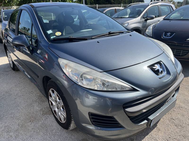 Voiture d’occasion PEUGEOT 207 Ph2 1.6 HDI 90 Active. 5p. 1ère Main. Avec climatisation et radio CD MP3 commande au volant. Garantie 12 Mois.